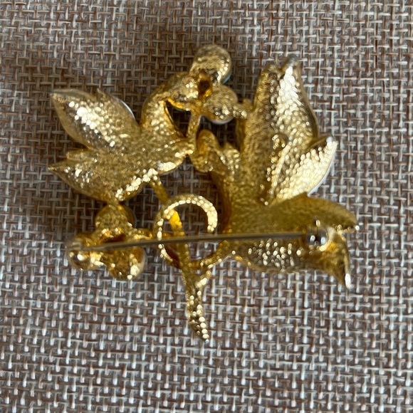 Vintage Sarah Coventry Gold Tone and Enamel Flower Berry Brooch Pin - Picture 6 of 9